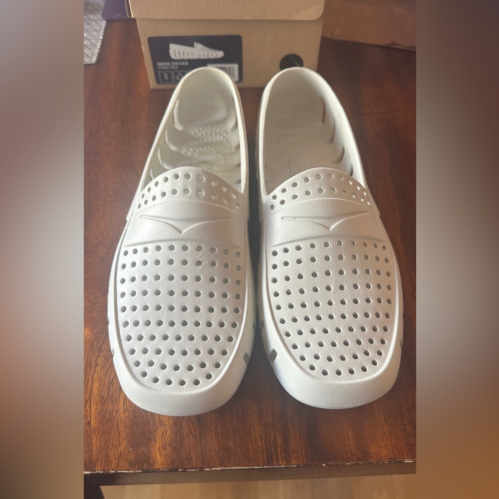 Floafers White Perforated Slip-On Shoes Men size 9 never worn
